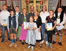 (v.li.n.re.) Alexander Keidel, Zakaria Ben Chedli, Lucas Bittner, Susanne Burghart, Franziska Schuler, Thorsten Neisius, Ulrike Eichinger-Eberhart, Anke Hierl, Maira Orthen und Günther Schuler jun.